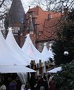 11_21475 dicht gedrngt stehen die Stnde auf dem Bergedorfer Weihnachtsmarkt - beleuchtete Sterne schmcken die Verkaufsstnde, im Hintergrund die Dcher und Trme vom historischen Schlossgebude.  www.hamburg-fotograf.com