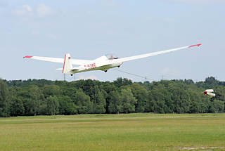 5653 Start eines Segelflugzeugs - das Flugzeug wird von der Winde hochgezogen und schwebt ber der Startwiese des Boberger Segelflugplatzes in Hamburg Lohbrgge.