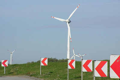 9280049 Strassenfhrung am Elbdeich vom Stadtteil Spadenland - Energiegewinnung durch Windkraft.