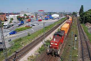 5457 Hafenbahn im Hamburger Hafen, Stadtteil Waltershof - ein Containerzug verlsst das Terminal am Burchardkai.