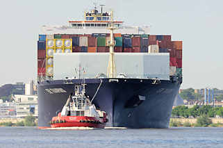 9265 Der Containerfrachter E.R. Tianping luft in den Hamburger Hafen ein; ein Schlepper zieht das 334.00 m lange Frachtschiff auf dem Khlbrand Richtung Container-Terminal Altenwerder. Der Frachter hat einen Tiefgang von 14.50 m und kann 8204 TEU transportieren.