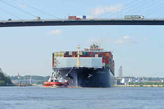 9280 Der Containerfrachter E.R. Tianping luft in den Hamburger Hafen ein; Schlepper und das 334.00 m lange Frachtschiff befinden sich unter der Khlbrandbrcke auf dem Weg zum Container-Terminal Altenwerder. Der Frachter hat einen Tiefgang von 14.50 m und kann 8204 TEU transportieren.